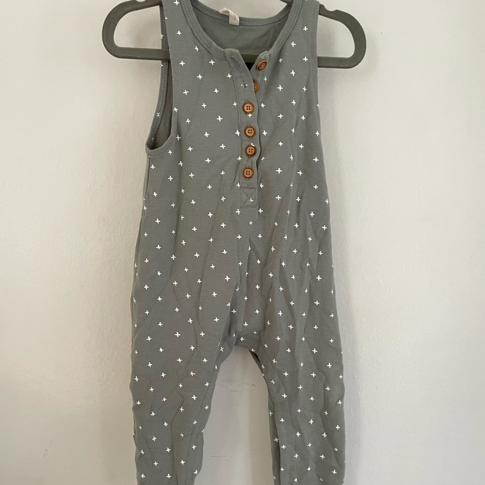 Quincy mae onesie (12-18m)